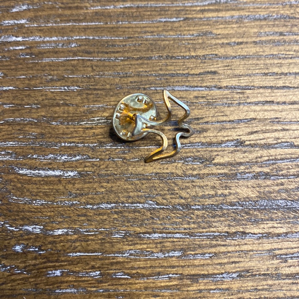 Dove pin